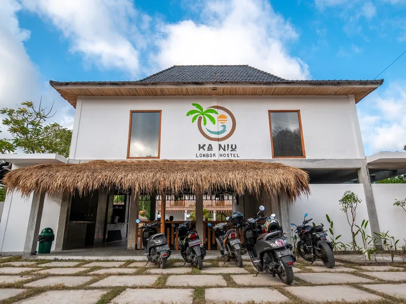 Kaniu Lombok Hostel: fachada del hostel con su logotipo